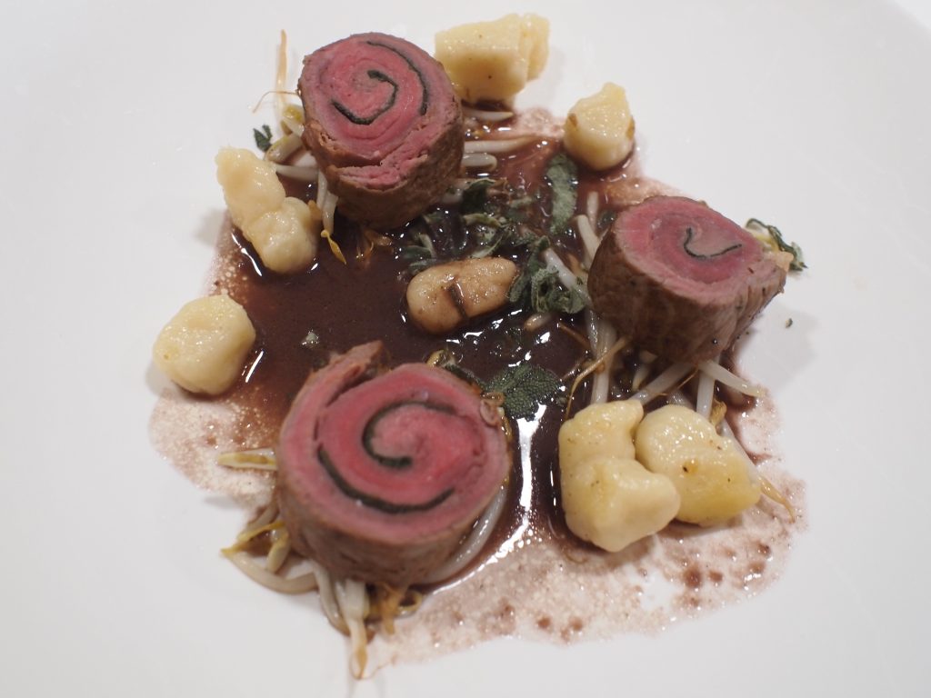 Saltimbocca met gnocchi en taugé