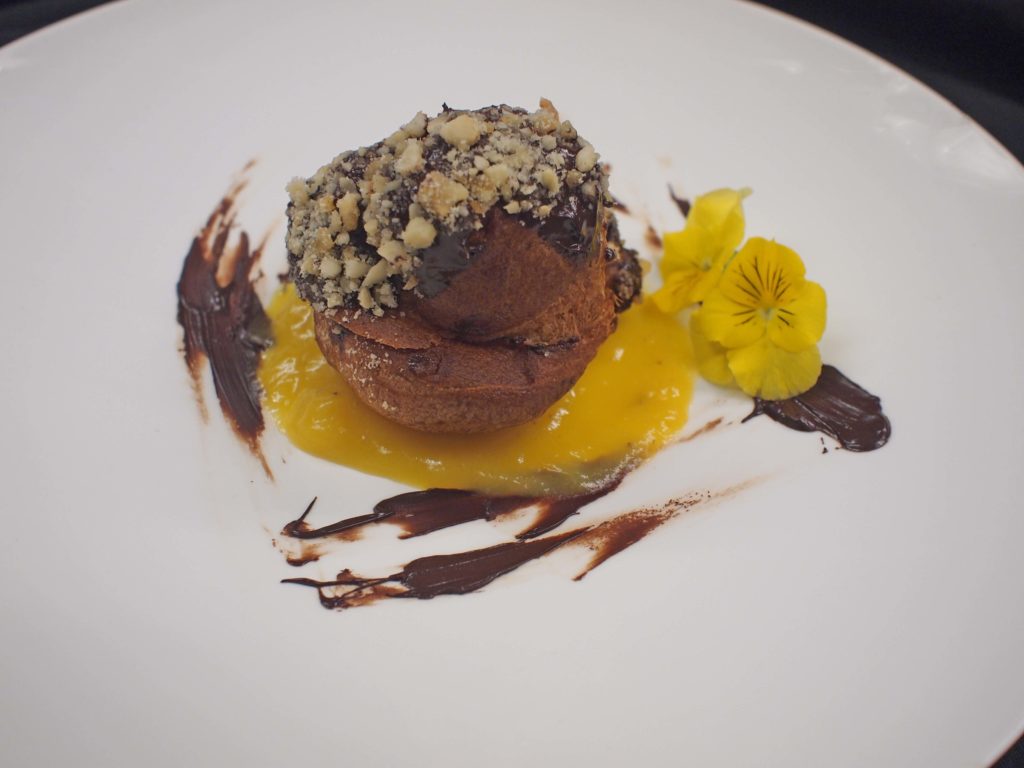 Profiterol met mango-banaancrème