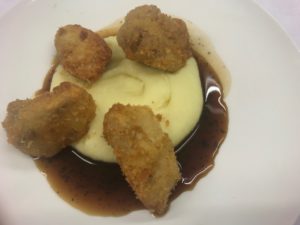 Krokante zwezerik met puree en kalfsjus