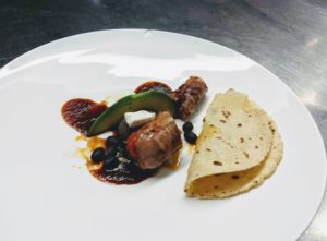 Kwartel met chorizo en zwarte bonen