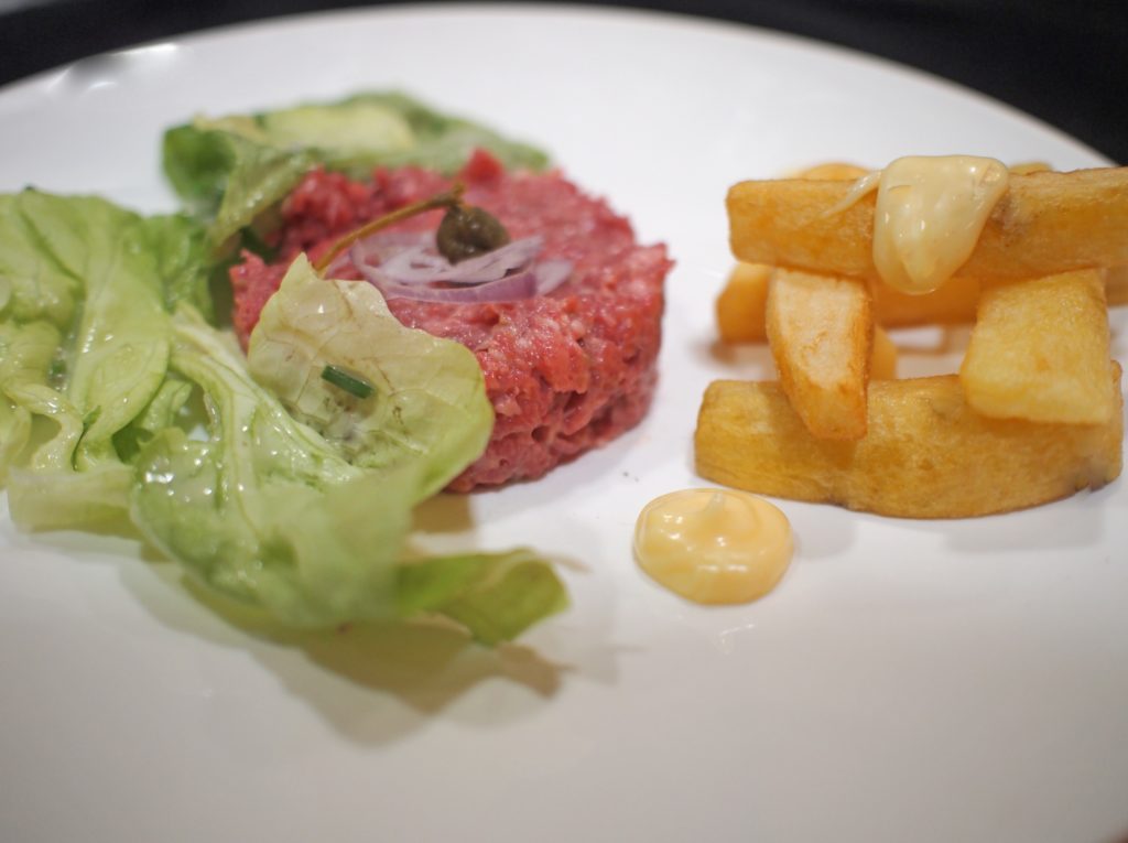 Steak tartaar met pommes pont neuf