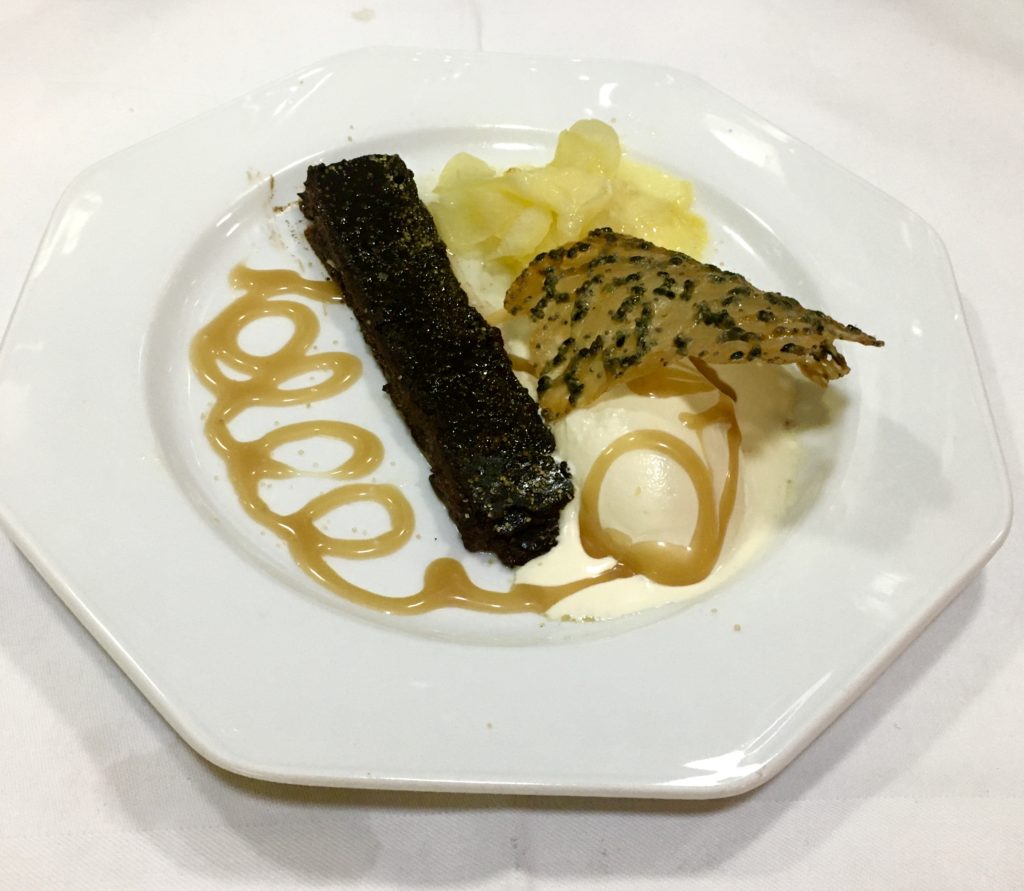 Crème van chocolade met ananas en kardemomomijs