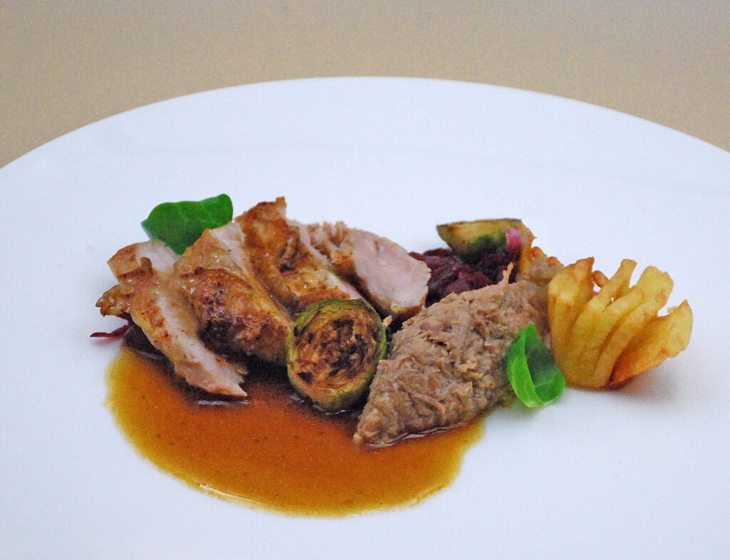 Fazantenborst met kawa, zuurkool, aardappelkrokantje en spruitjes