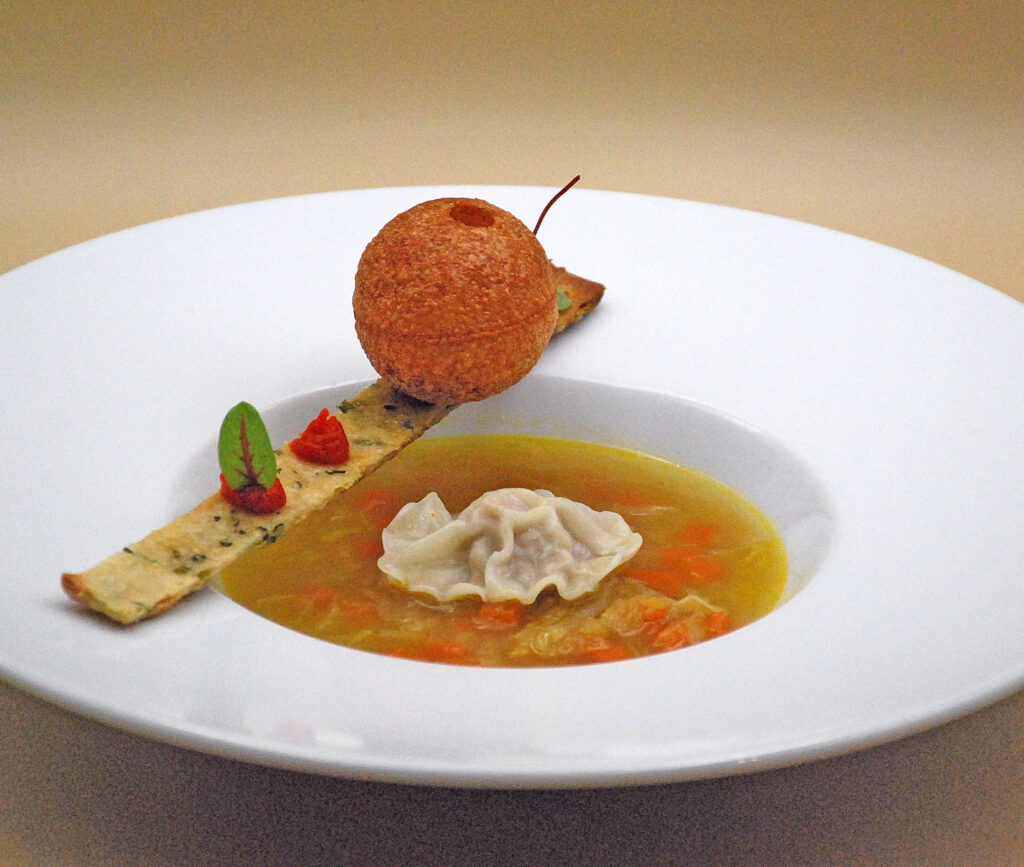 Zoete aardappel-preisoep met platte bosuibroodjes, wonton, gevulde pani puri