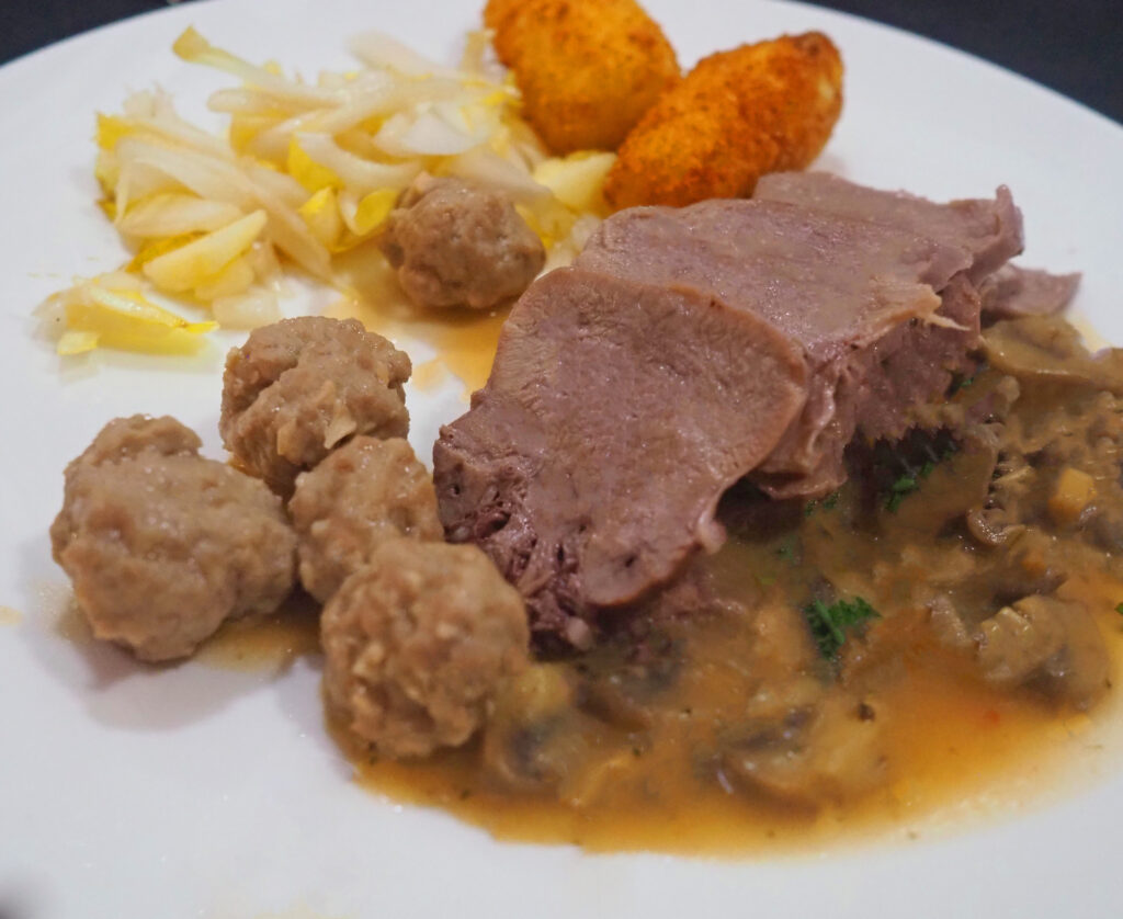 Kalfstong en- gehaktballetjes in Madeirasaus