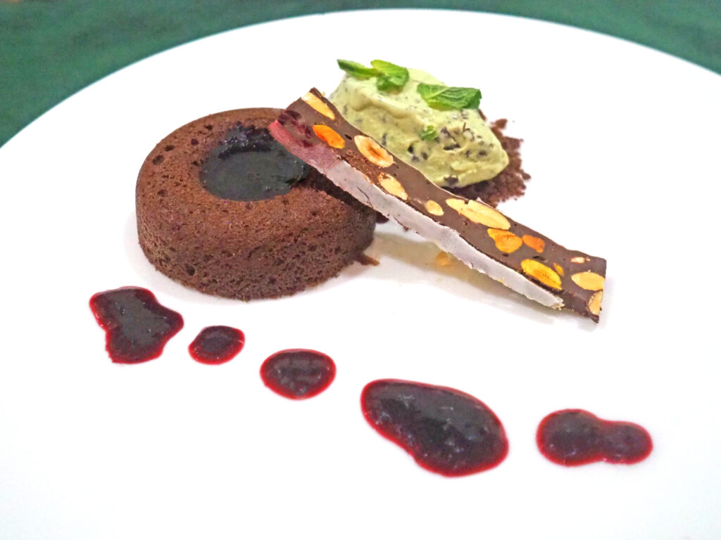 Munt-/chocolade-ijs, chocolade nougat, donut cookie met zwarte kersen