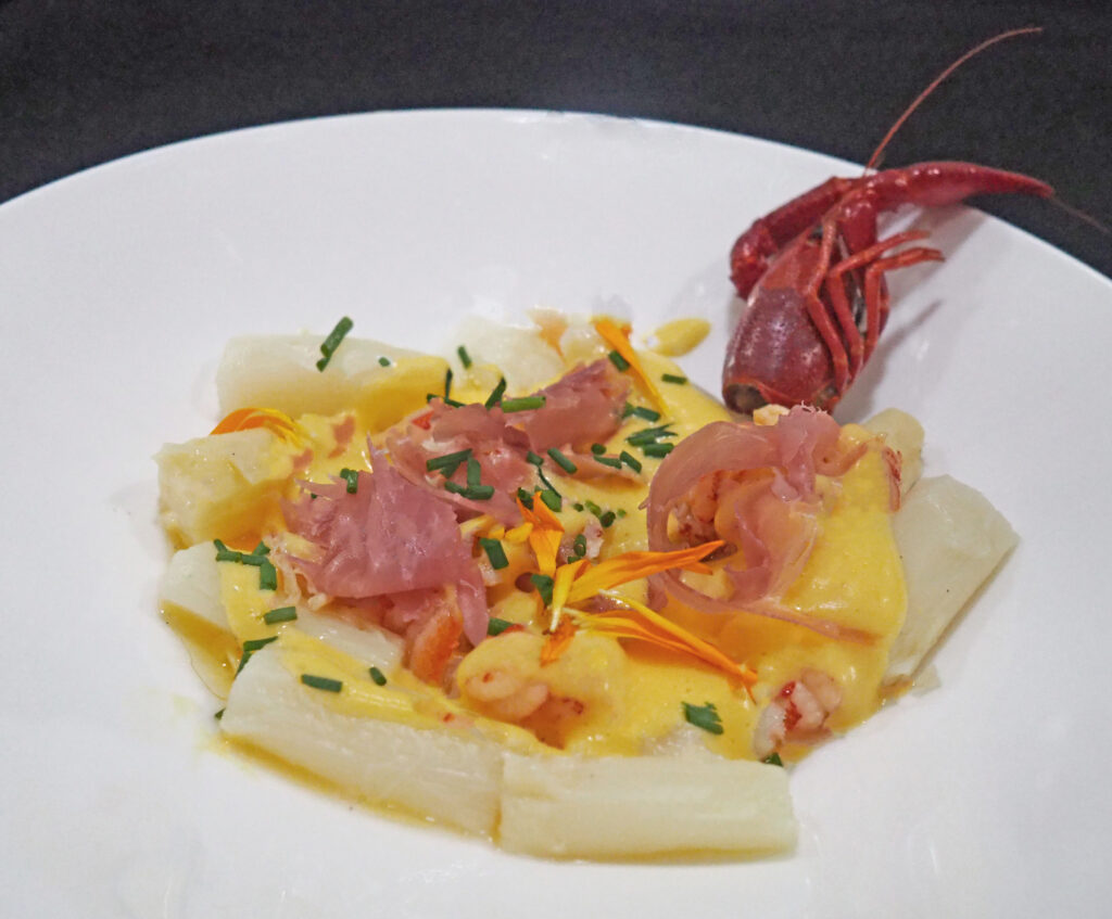 Hollandse asperge met rivierkreeftjes en Gandhaham