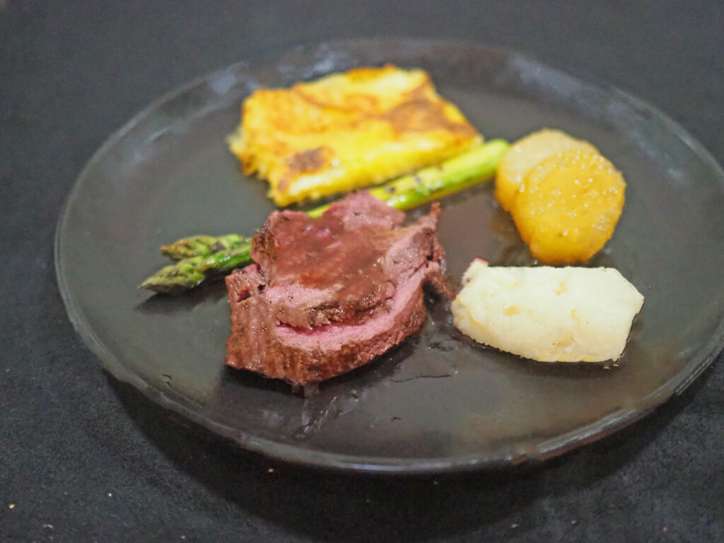 Ree met amandel, koolrabi, aardappelgratin