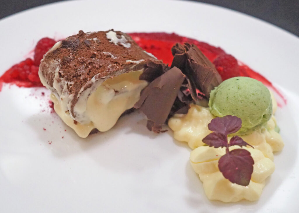 Pure chocolade en shiso swiss roll, yoghurtcrème en shisobladsorbet