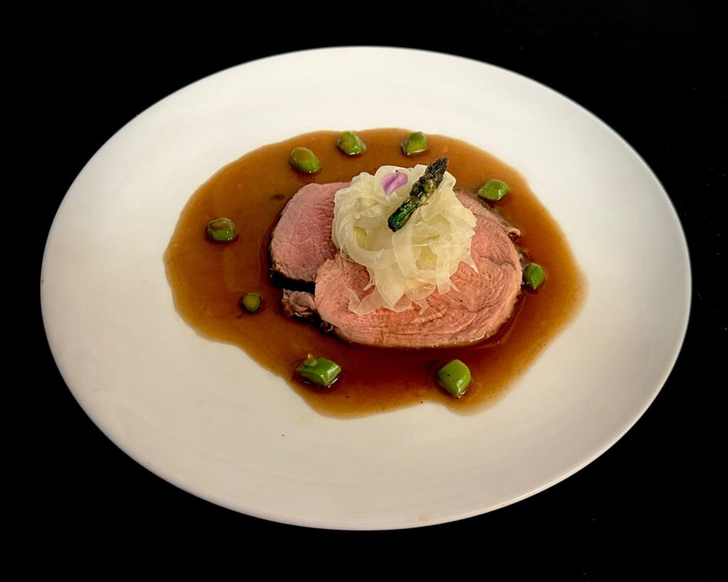 Lamsbout met panna cotta van asperge