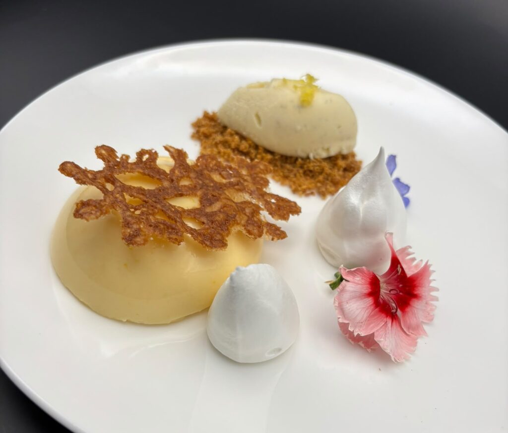 Citroenmousse met vanille-ijs, meringue en tuiles