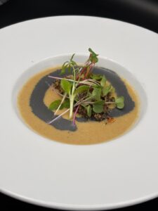 Aardpeercrème met hazelnootmelk en krokant van zwarte knoflook
