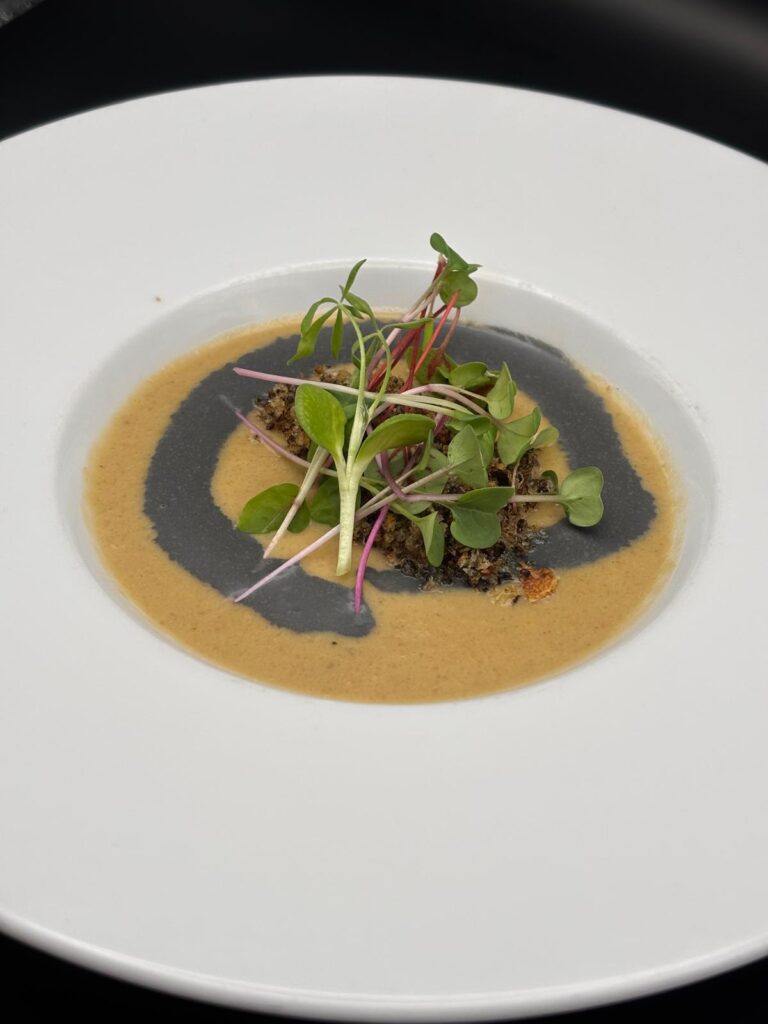 Aardpeercrème met hazelnootmelk en krokant van zwarte knoflook